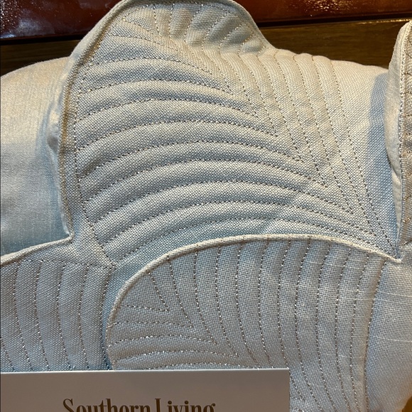 Southern Living Light Blue Quilted Tree Skirt, 58” in/ 147.3 cm, NEW - Picture 3 of 7